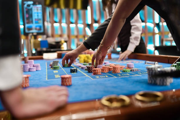 Live roulette table on luxury133 with dealer, wheel, and multi-camera angle selector