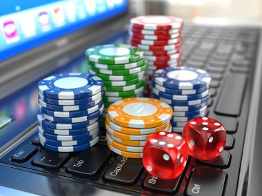 luxury133 mobile app displaying live Serie A match results and casino tables side by side